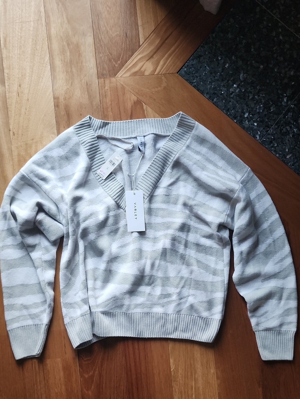Varley Women's Light Gray and Off-White Striped V-Neck Sweater